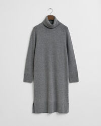 Kjole med rullekrave og strikdetaljer