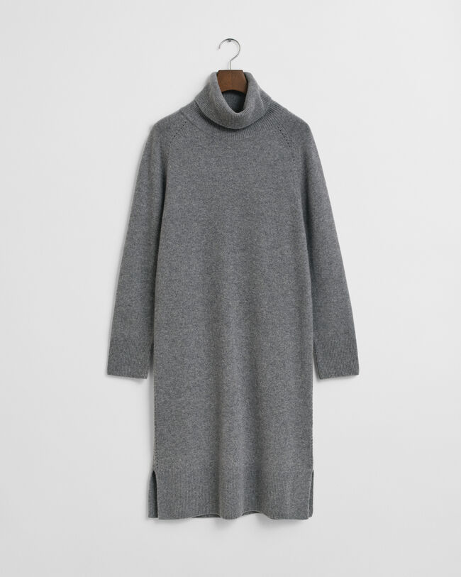 Kjole med rullekrave og strikdetaljer