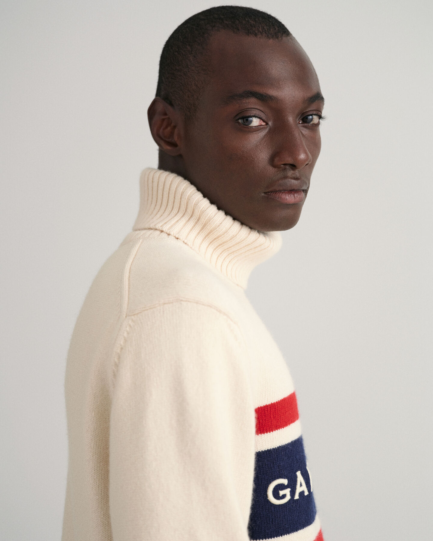 Banner Shield sweater med rullekrave