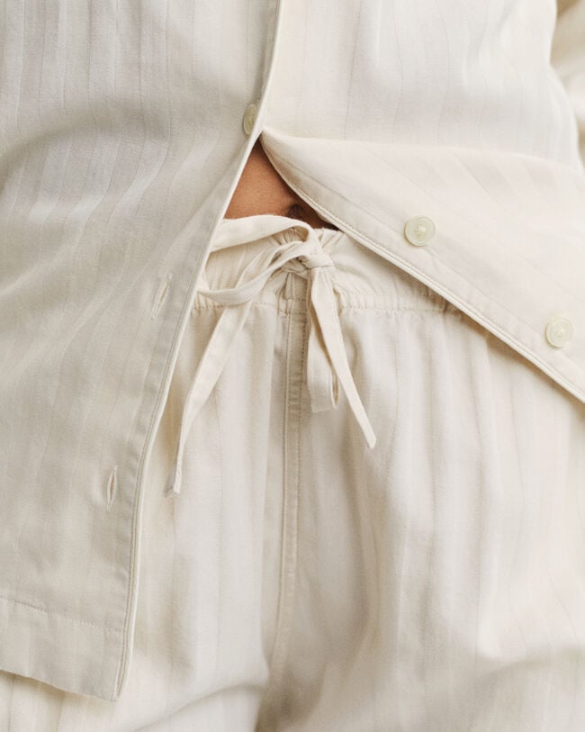 Pyjamassæt af satin med striber i gaveæske