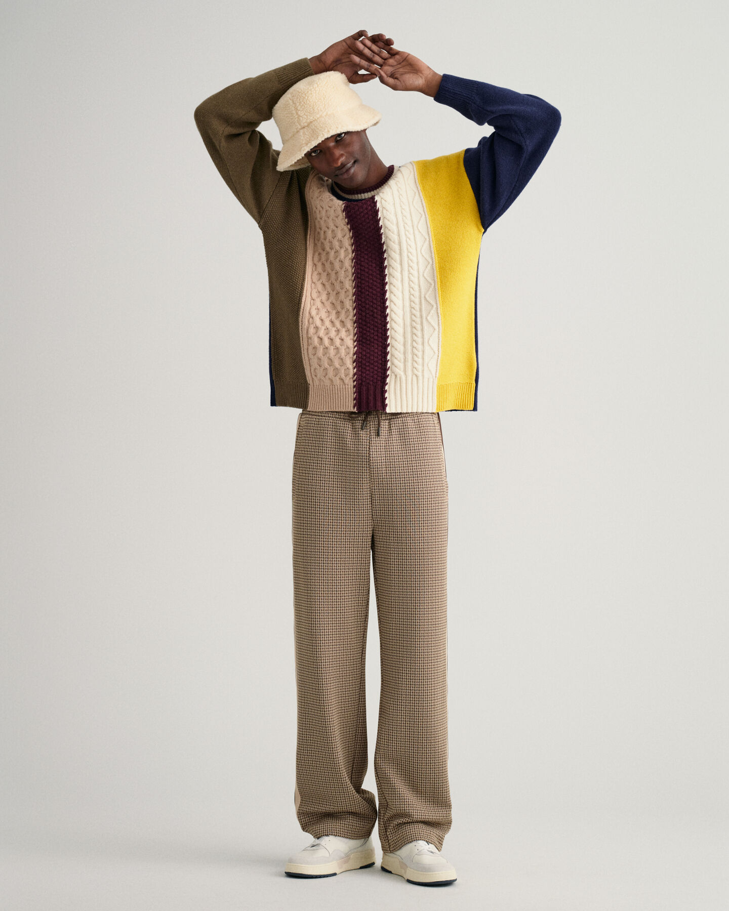 Crewneck sweater med patched kabelstrik