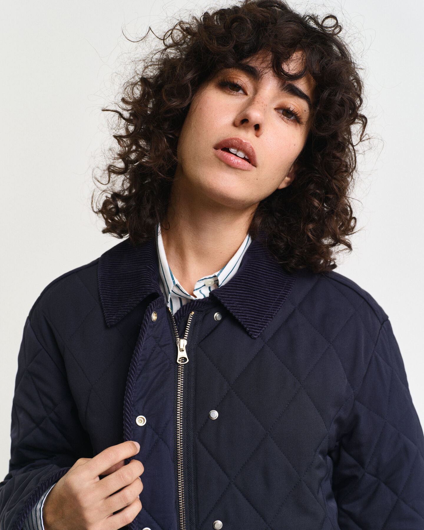 Quiltet frakke med detaljer i jernbanefløjl