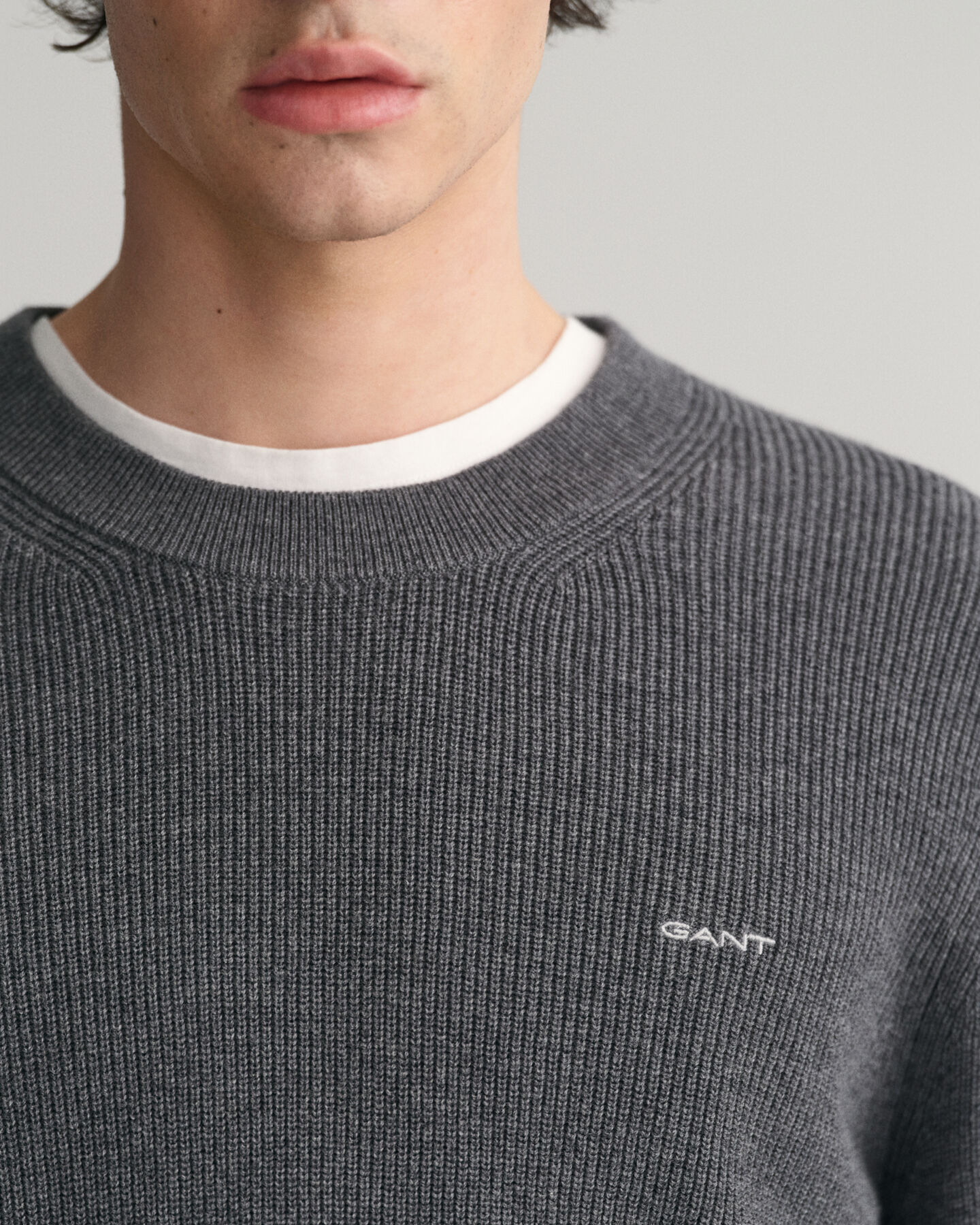 Ribstrikket crewneck sweater af bomuld og uld