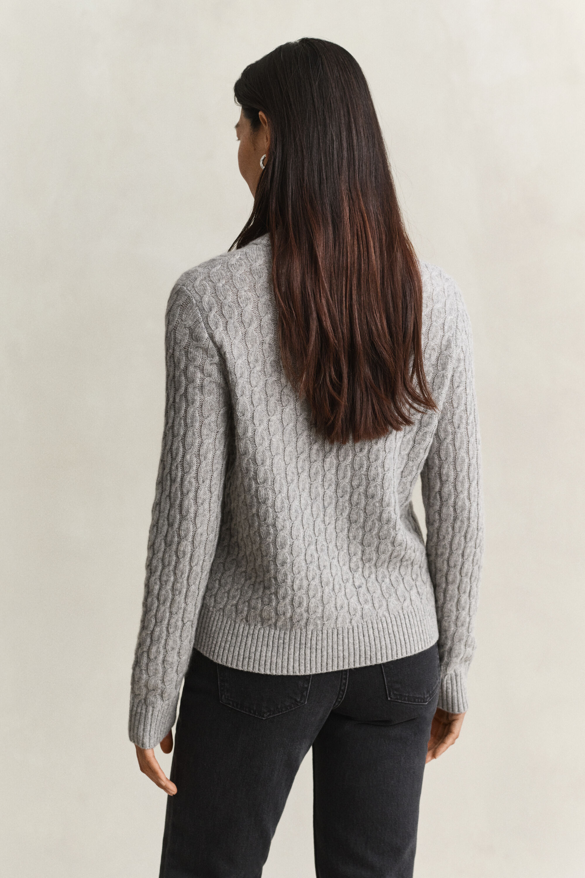 Sweater af kashmir med kabelstrik