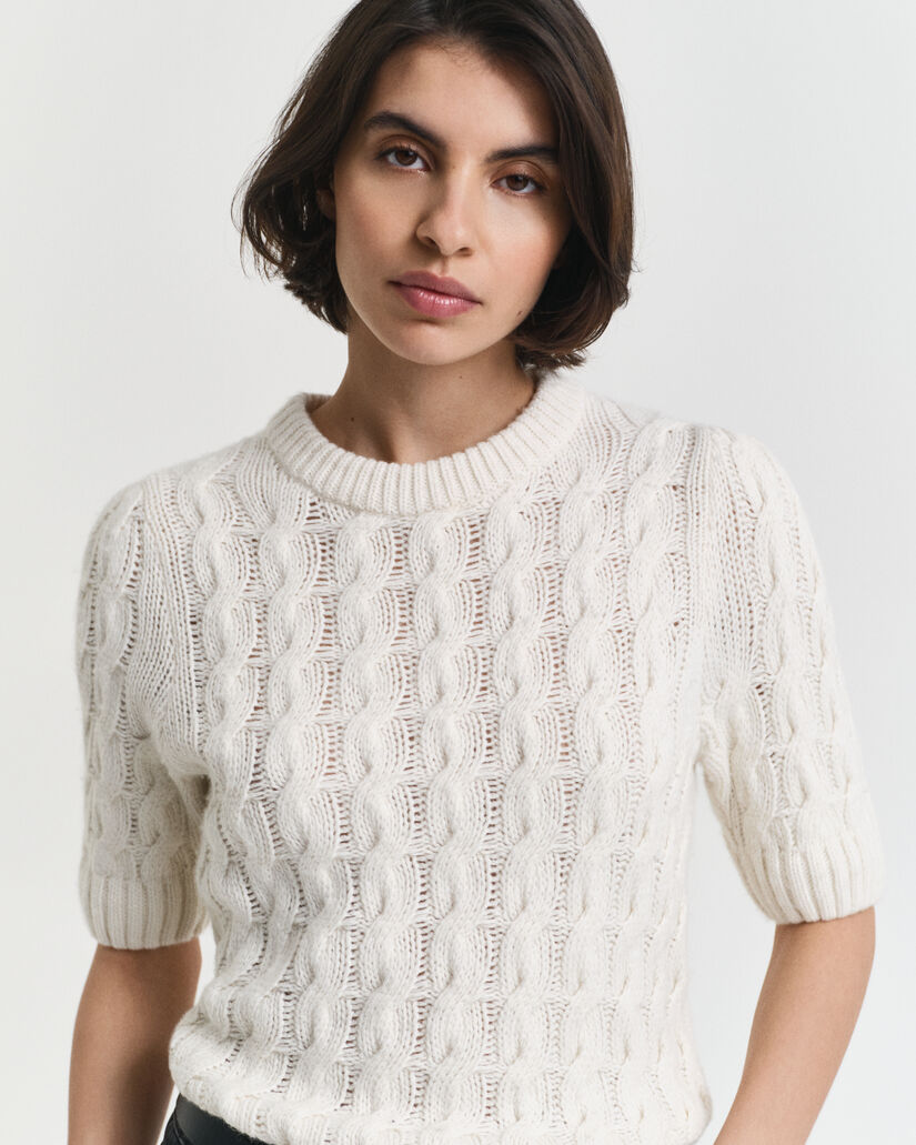 Kortærmet top med pufærmer og kabelstrik