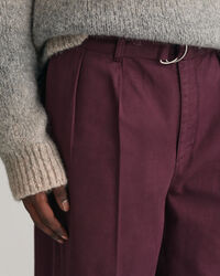 Chinobukser med bælte og læg