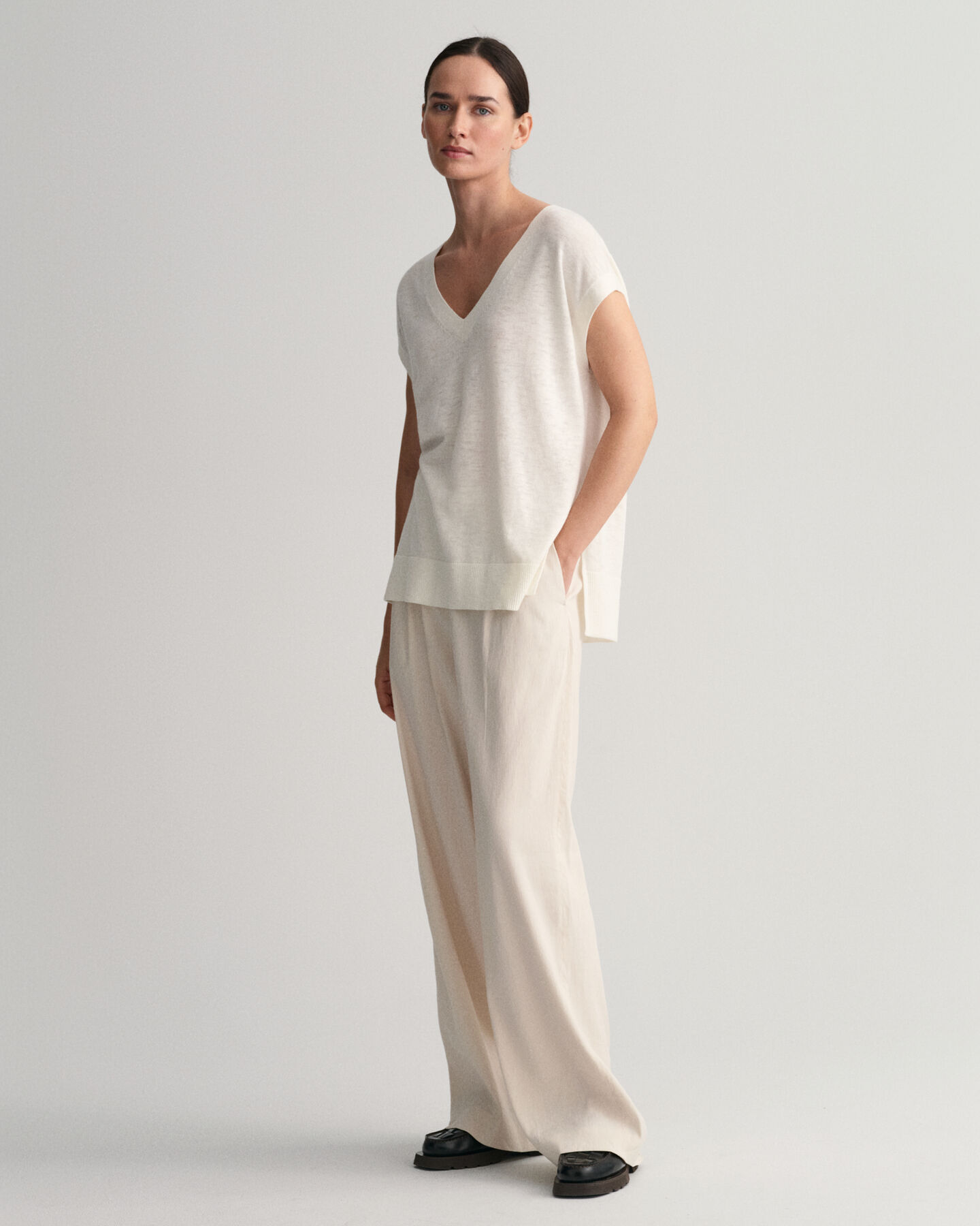 Vest i h&oslash;rblanding med V-hals