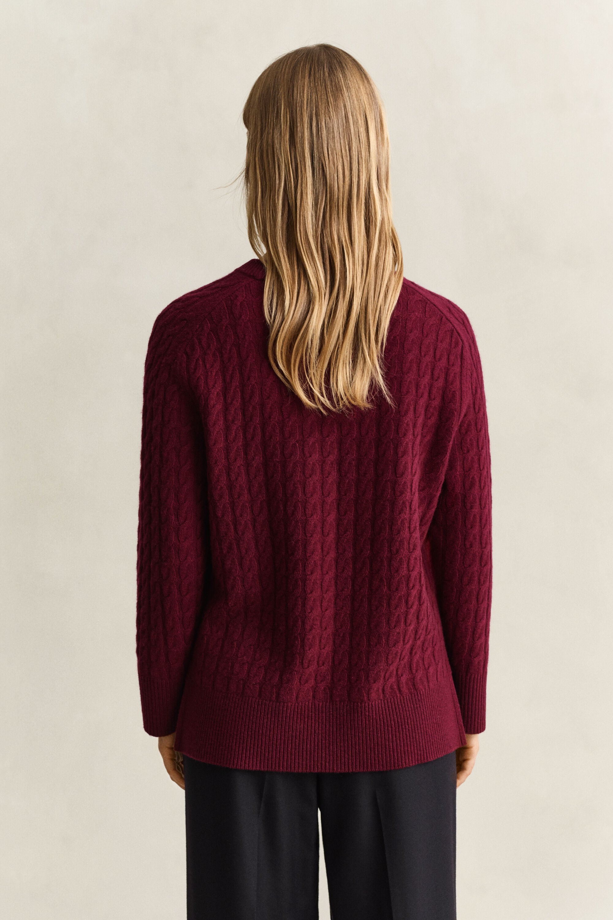 Sweater af uld og kashmir med kabelstrik