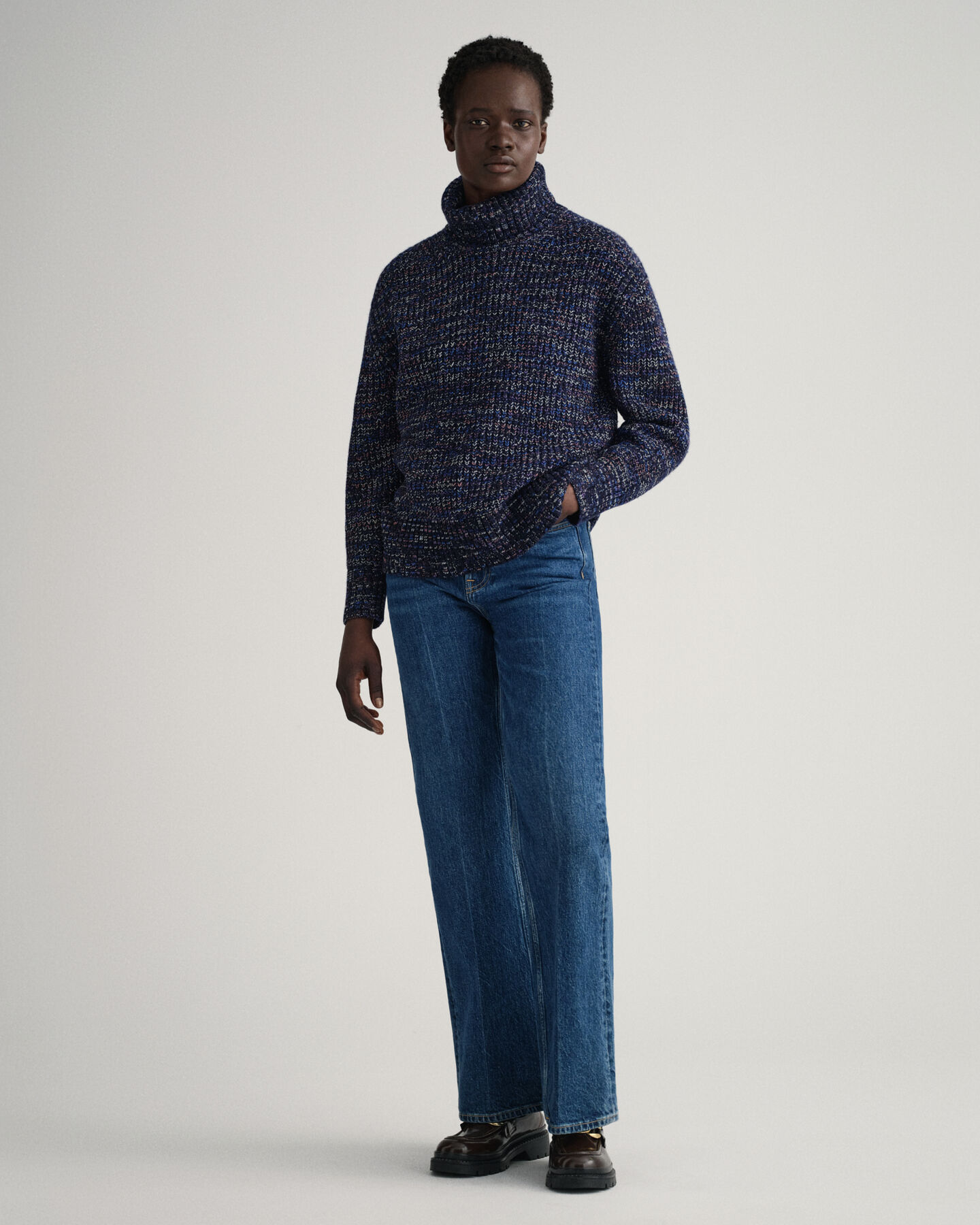 Flerfarvet sweater med rullekrave