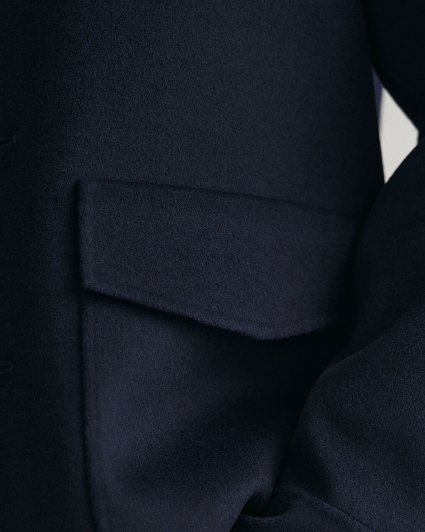 Håndsyet jakke med 4 lommer