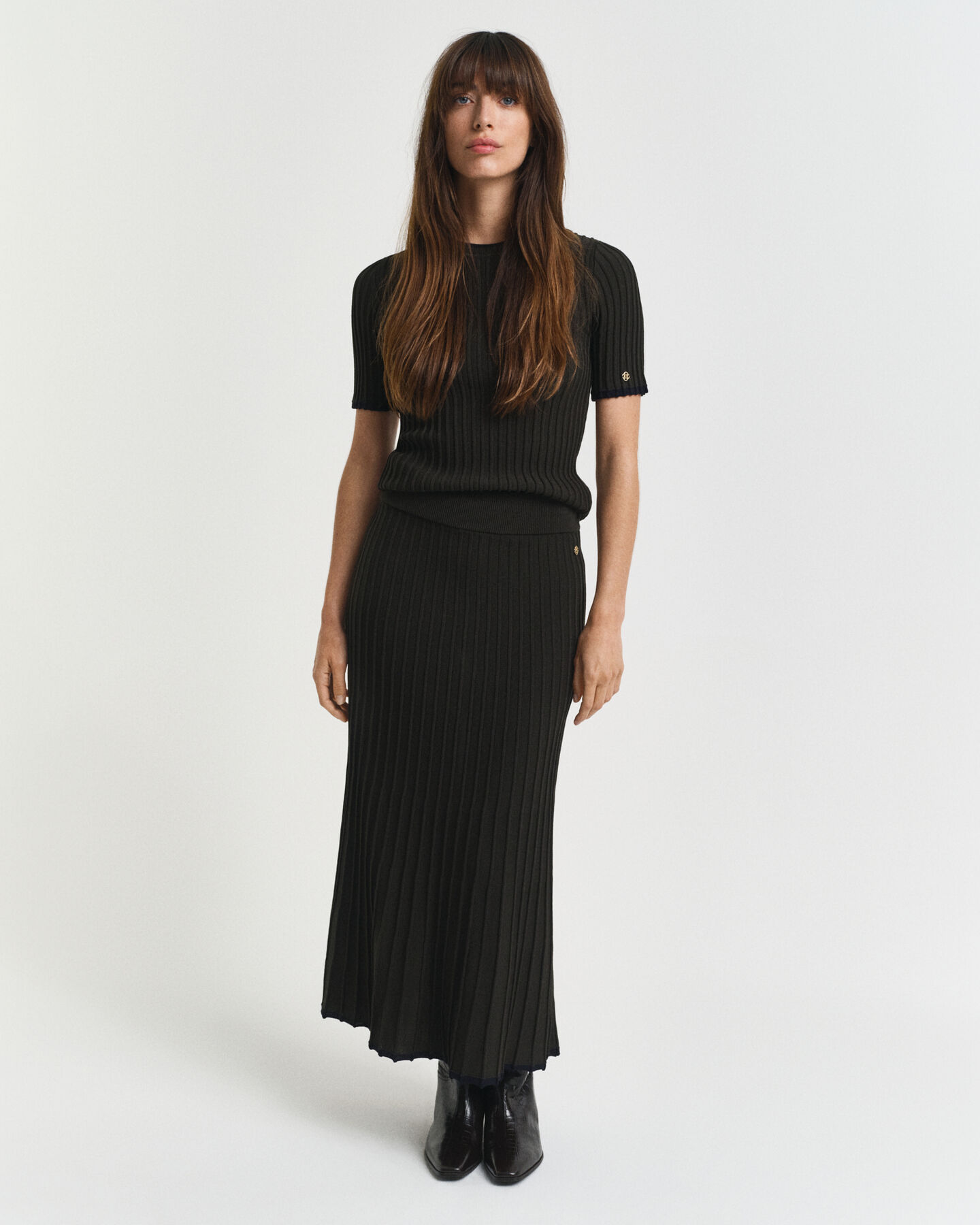 Kontrastfarvet ribstrikket nederdel