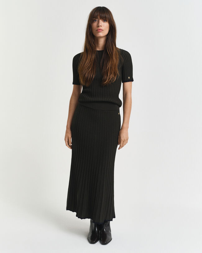 Kontrastfarvet ribstrikket nederdel