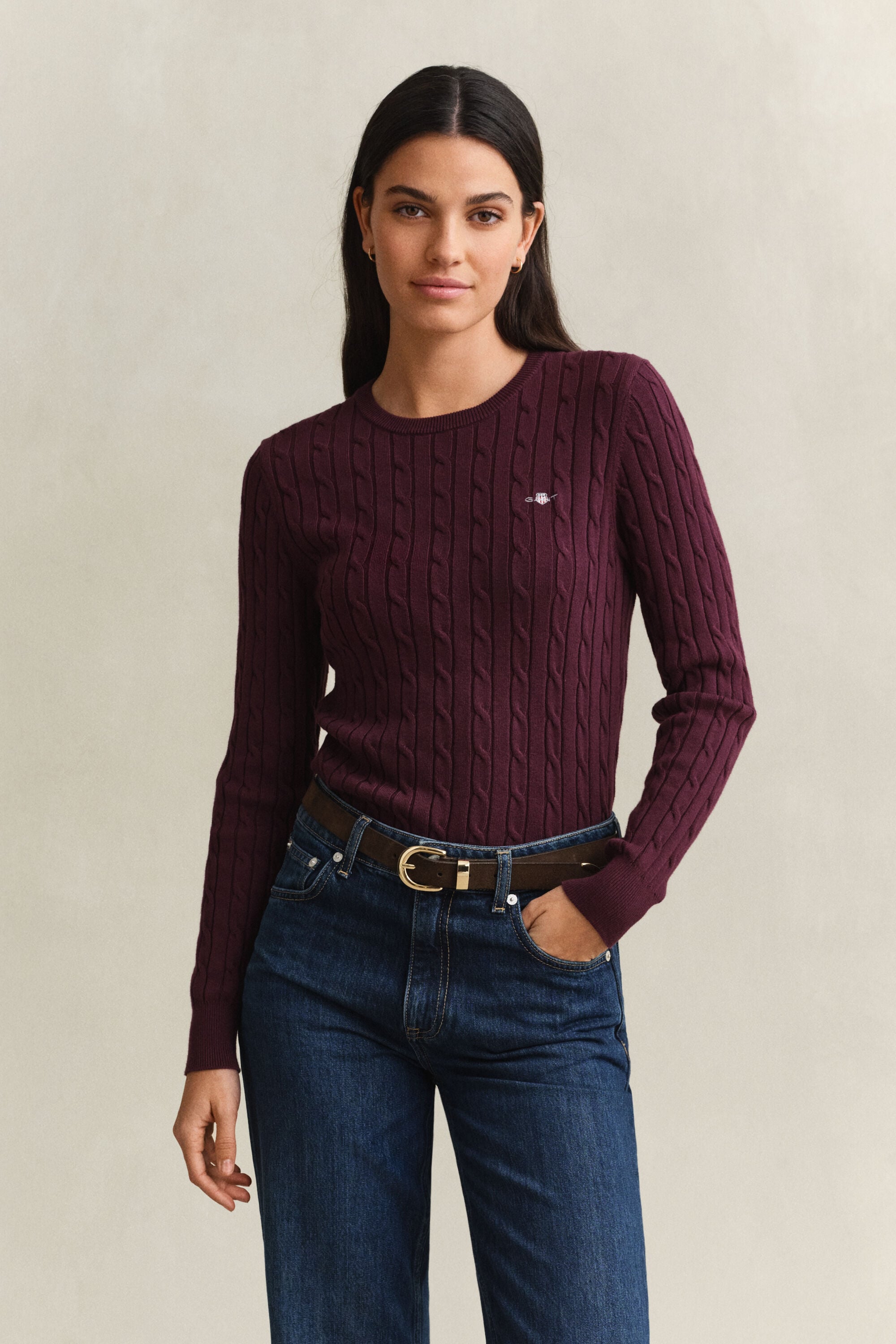 Crewneck sweater af strækbomuld med kabelstrik