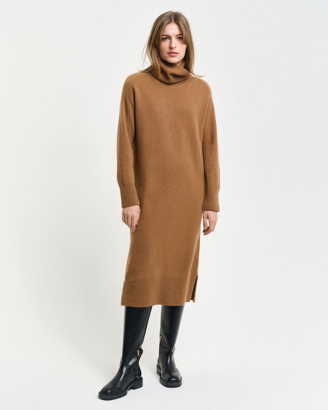 Kjole med rullekrave og sildebensm&oslash;nstrede detaljer