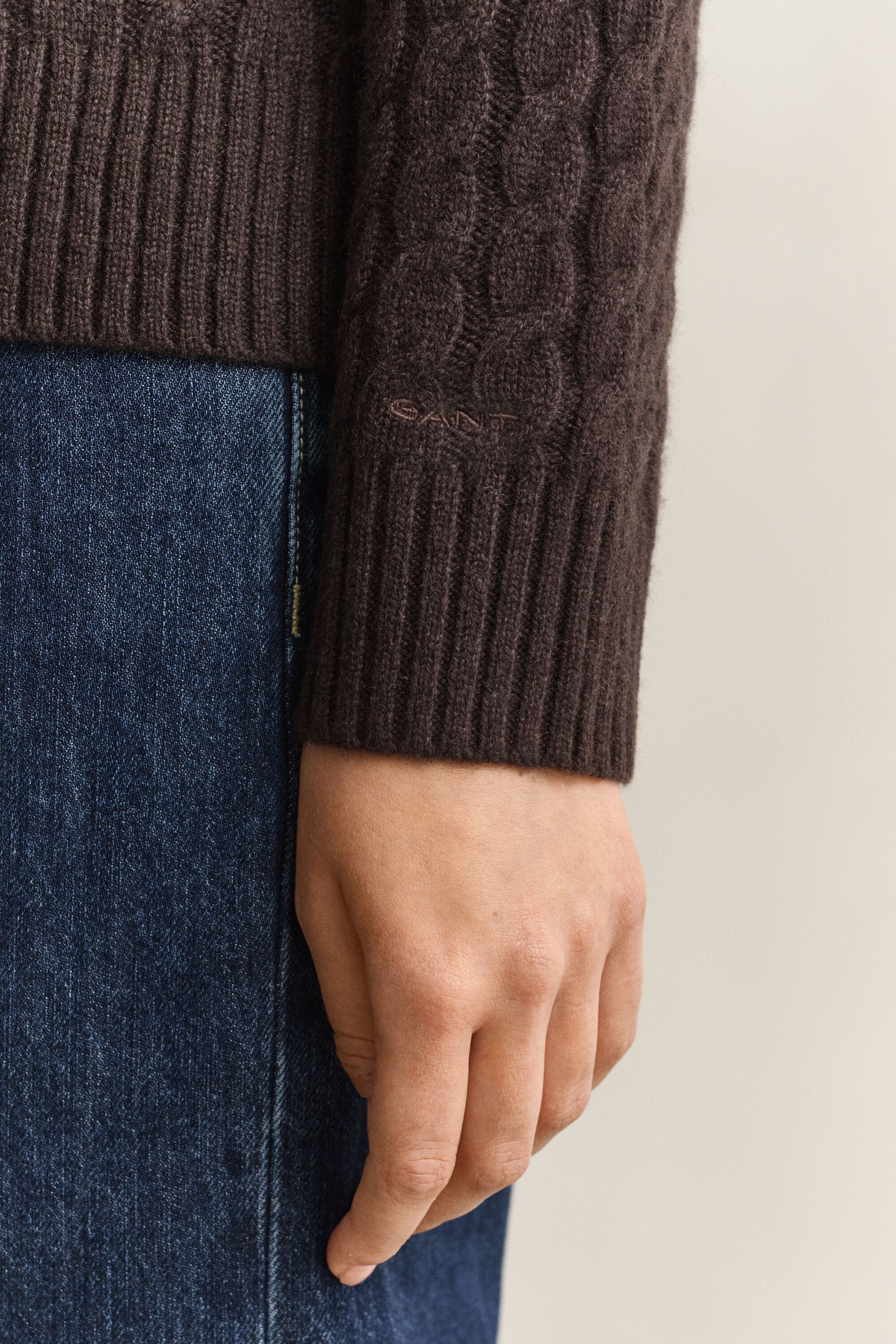 Sweater af kashmir med kabelstrik