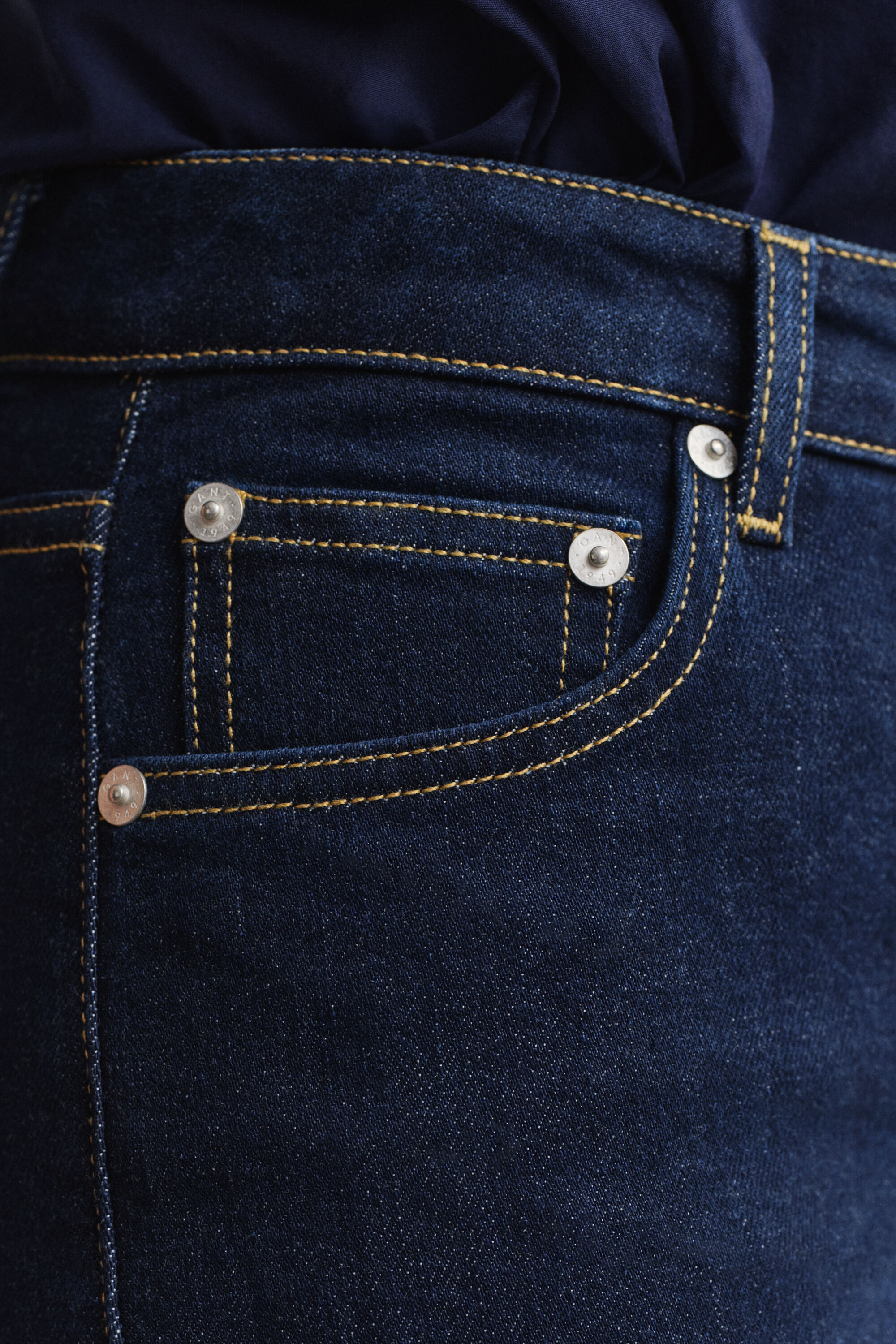 Slanke jeans med stræk og svaj
