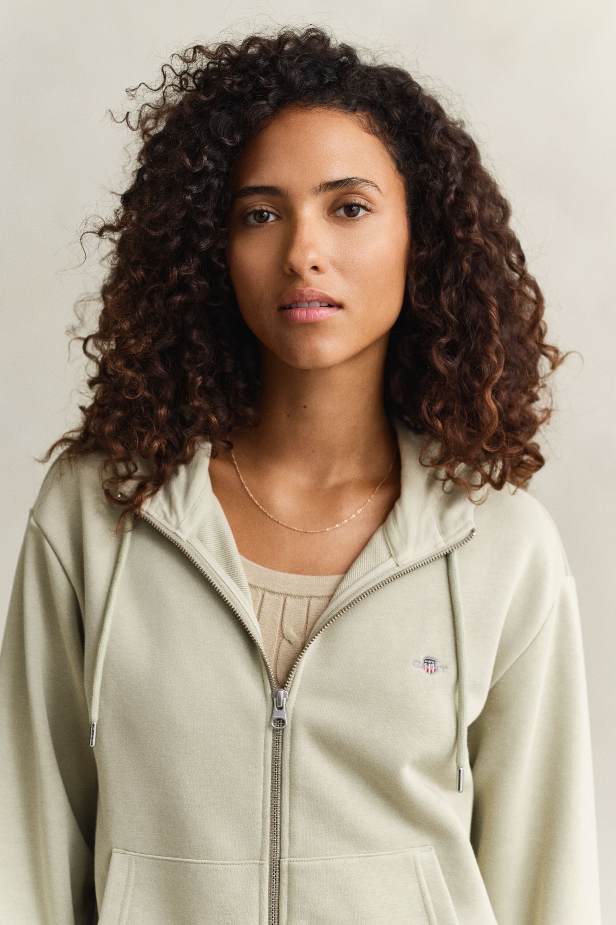 Shield hættetrøje med lynlås