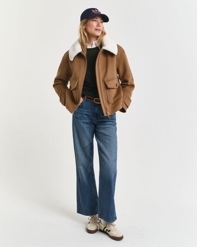 Crewneck sweater af strækbomuld med kabelstrik