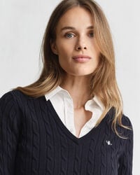 Kabelstrikket sweater af strækbomuld med V-hals