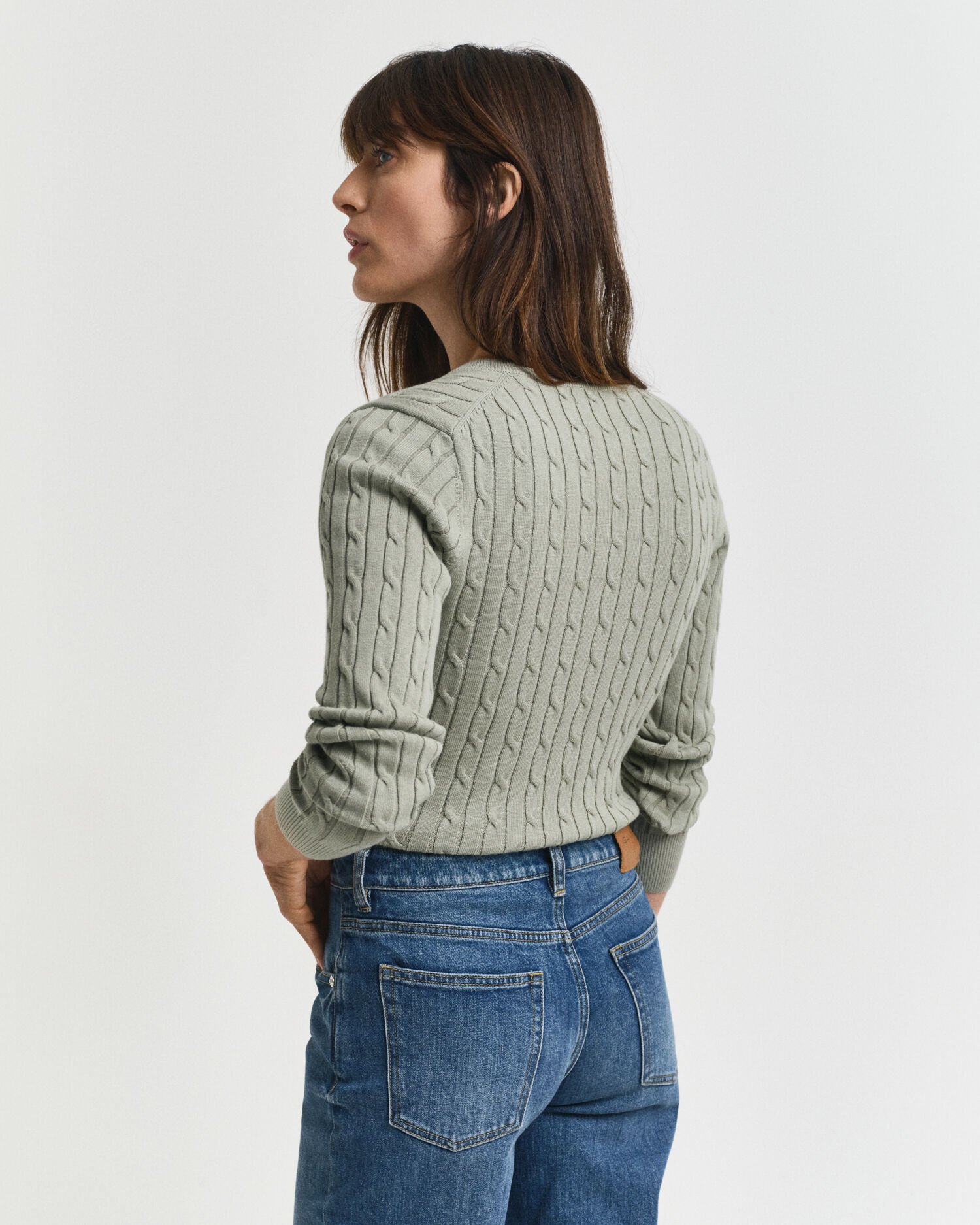 Kabelstrikket sweater med V-hals