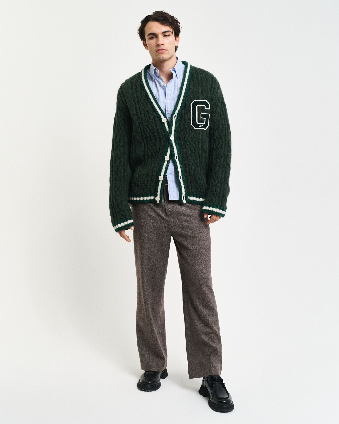 Kabelstrikket cardigan med s&aelig;sonpr&aelig;get G