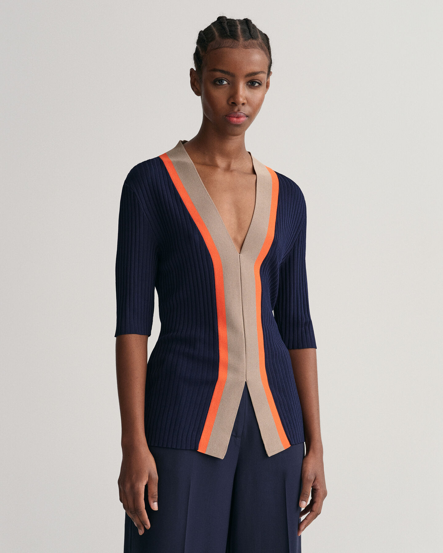 Ribstrikket top med V-hals