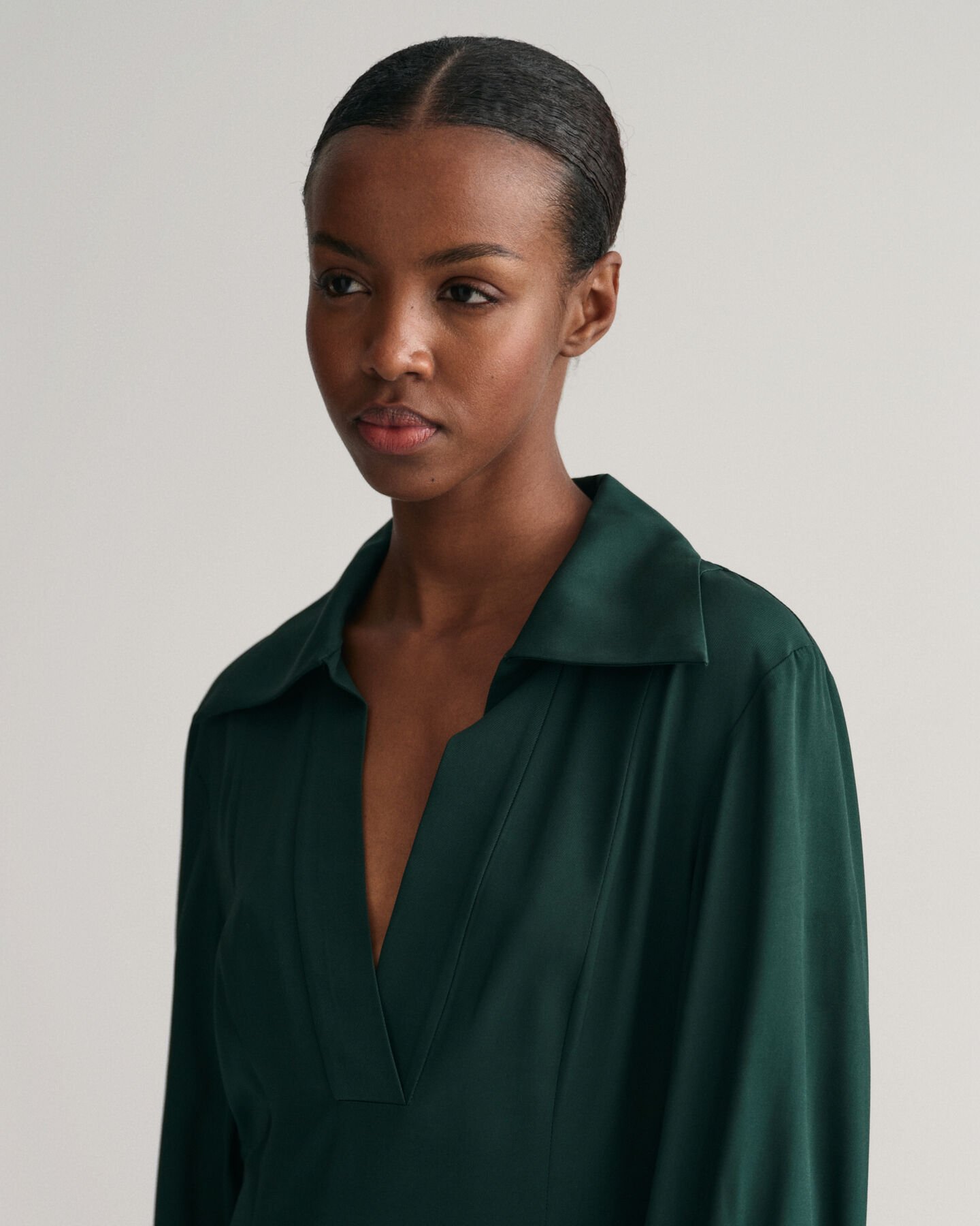 Slim fit kjole med h&oslash;je manchetter