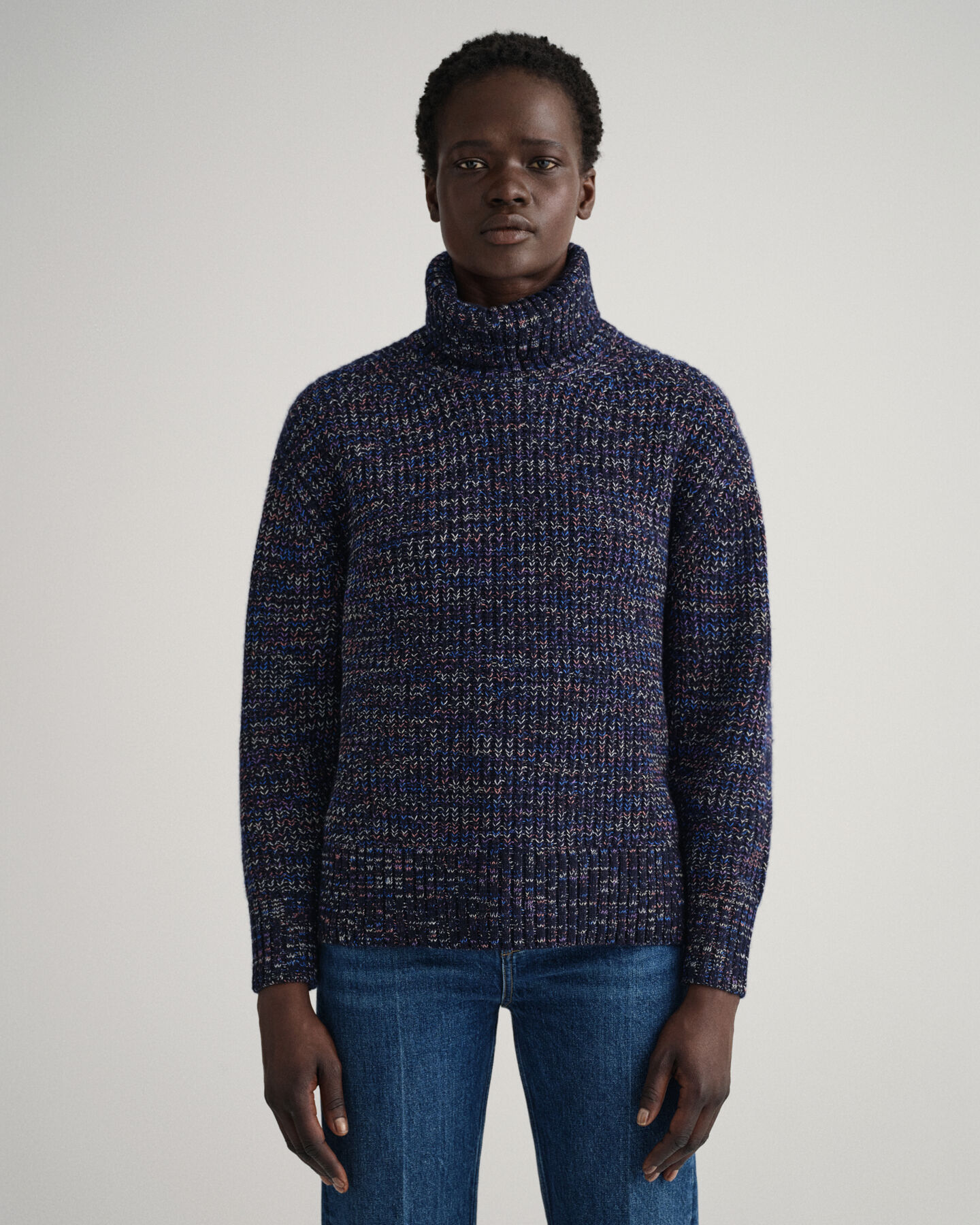 Flerfarvet sweater med rullekrave