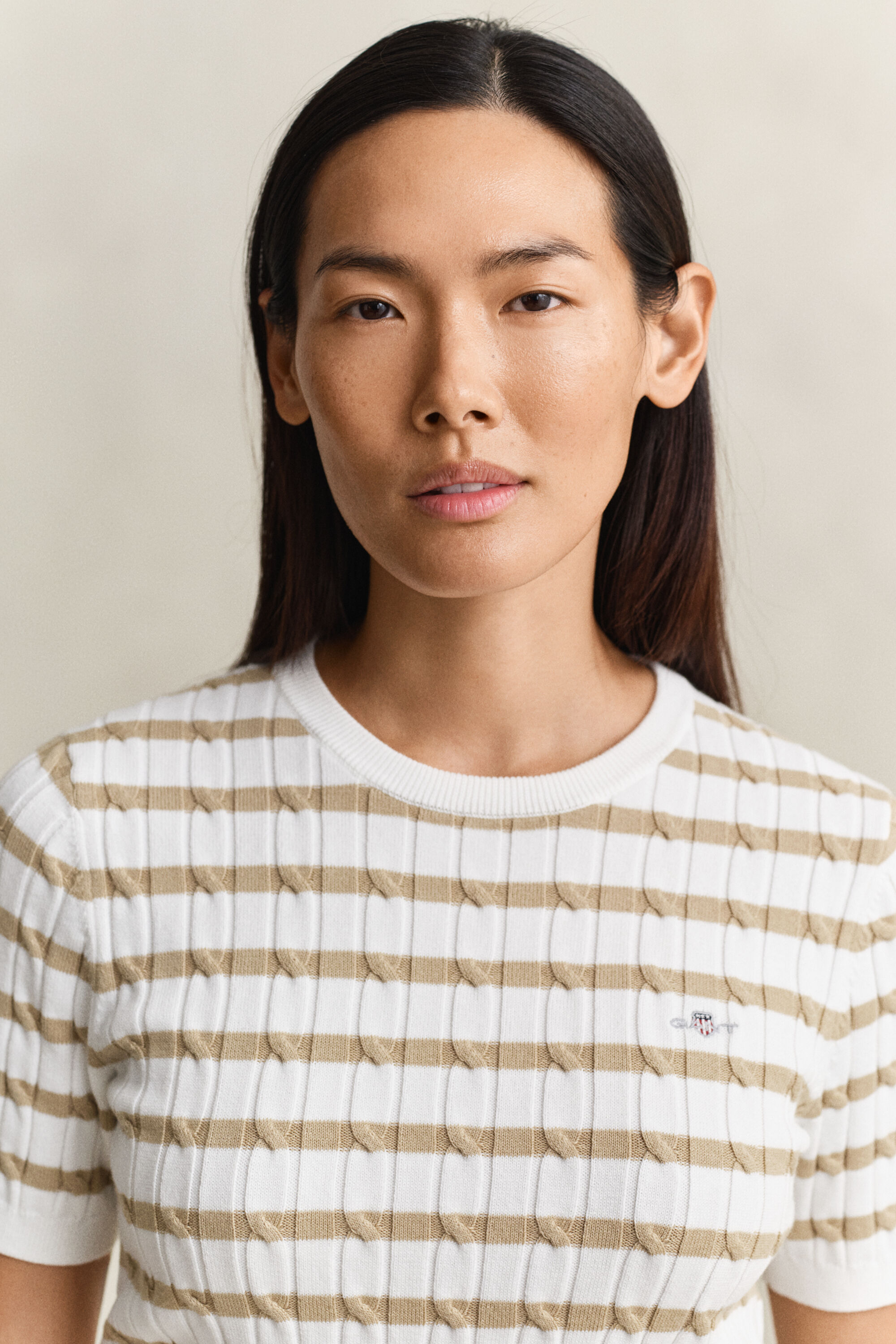 Kabelstrikket sweater med striber og korte ærmer