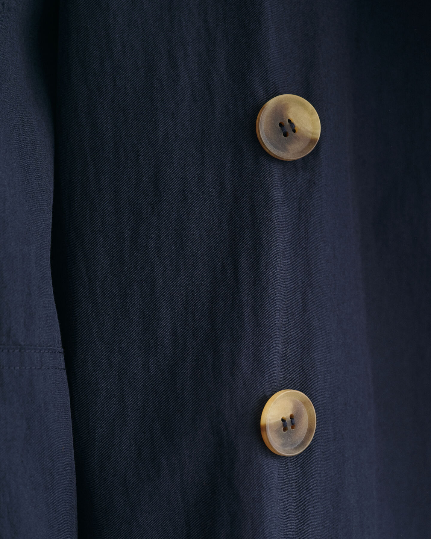 Trenchjakke i mellemlængde