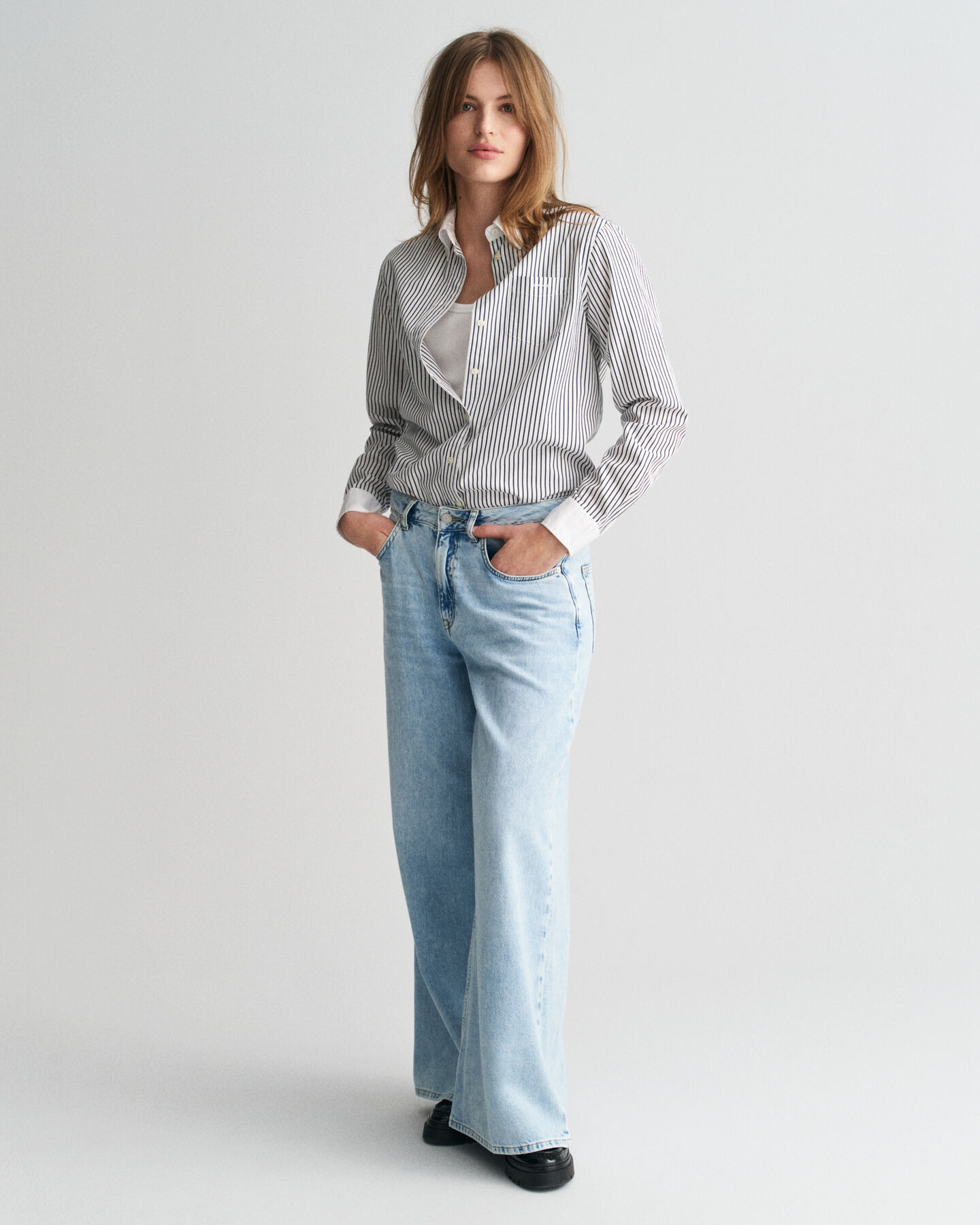 Regular fit skjorte med kontrastfarvet krave og striber