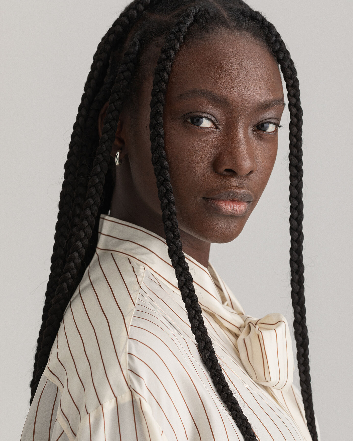 Pinstripe silkeskjorte med sløjfe