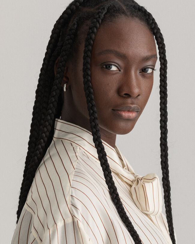 Pinstripe silkeskjorte med sløjfe