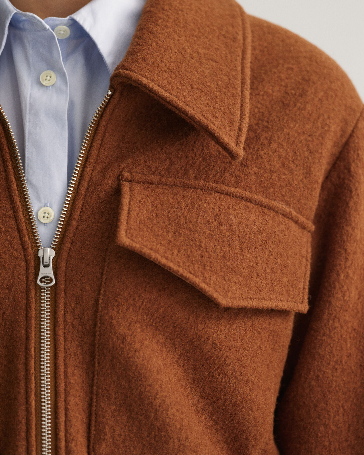 Boucl&eacute; jakke med lynl&aring;s