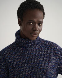 Flerfarvet sweater med rullekrave