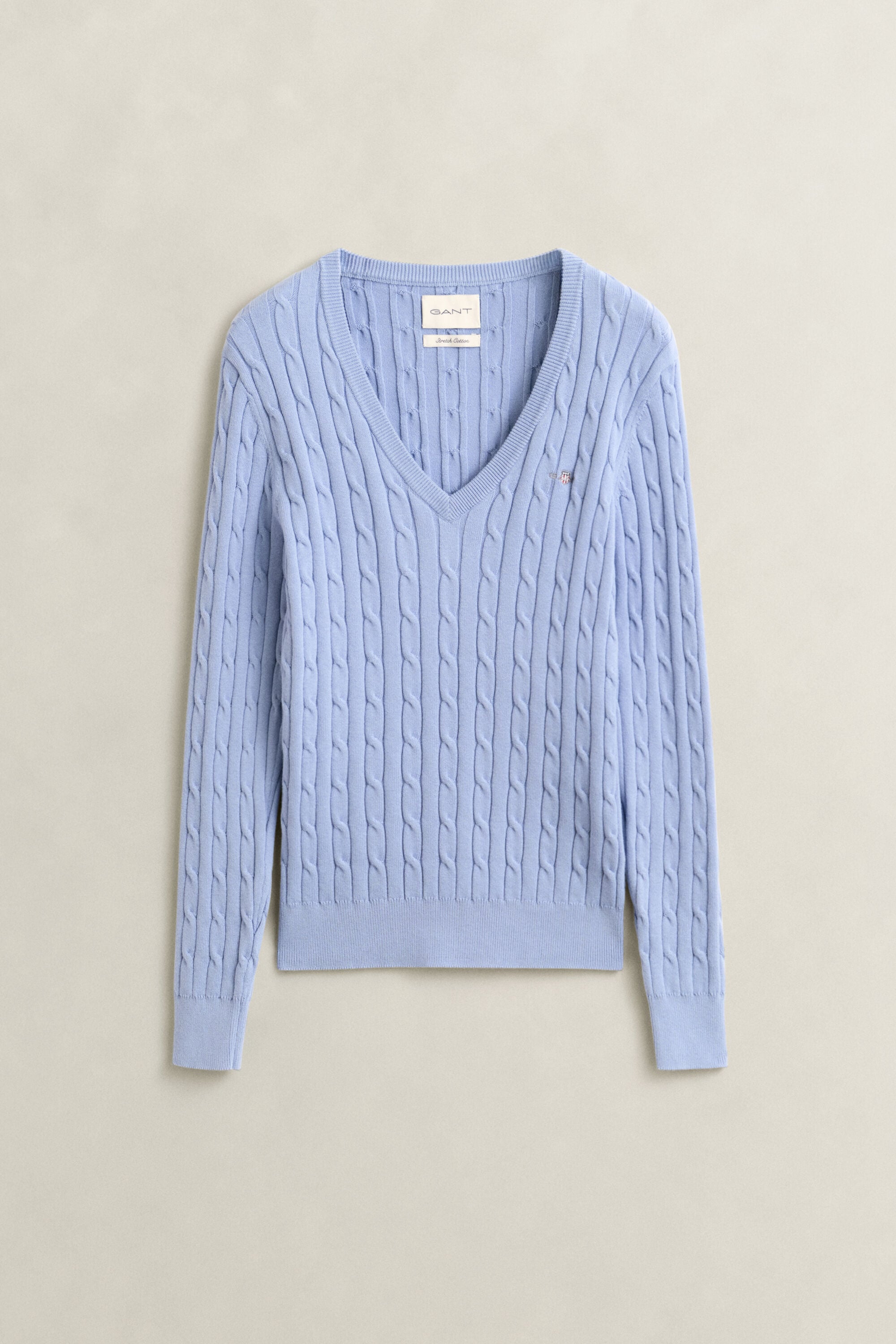 Kabelstrikket sweater af strækbomuld med V-hals