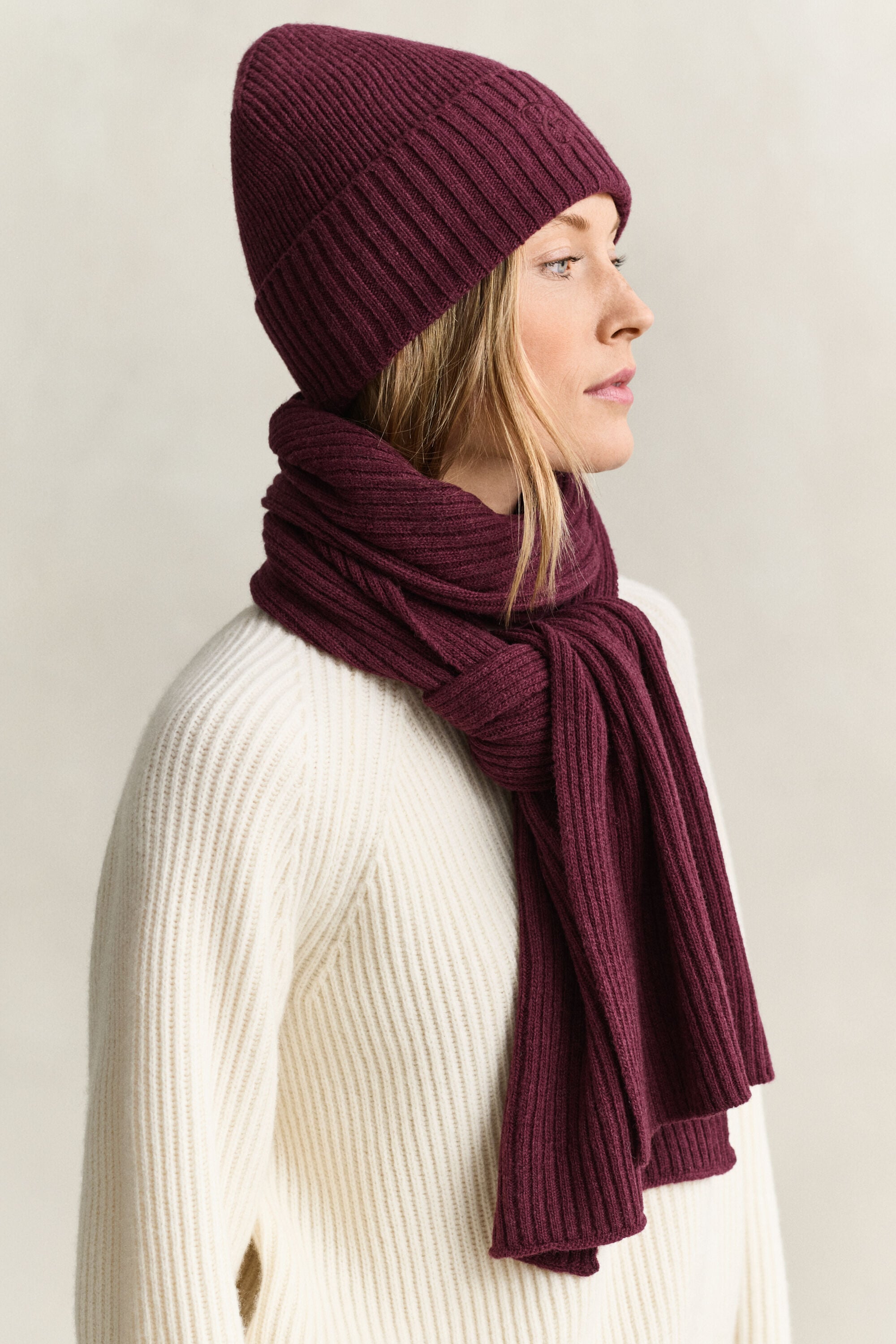 Gavesæt med broderet halstørklæde og beanie