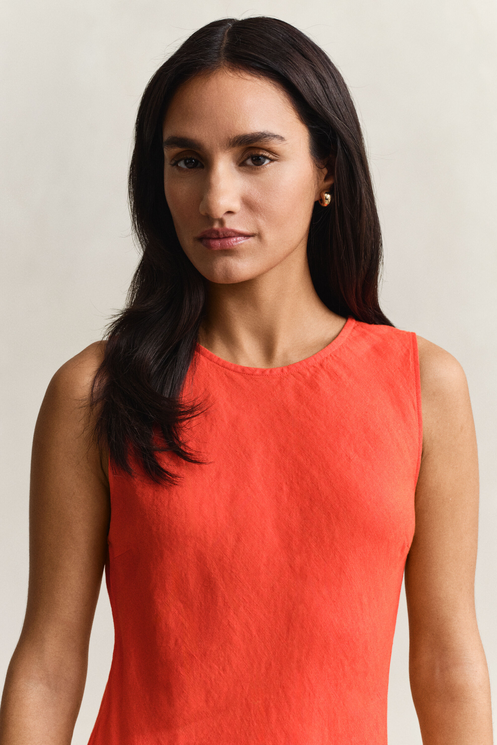 Midi kjole i hør med skråsnit