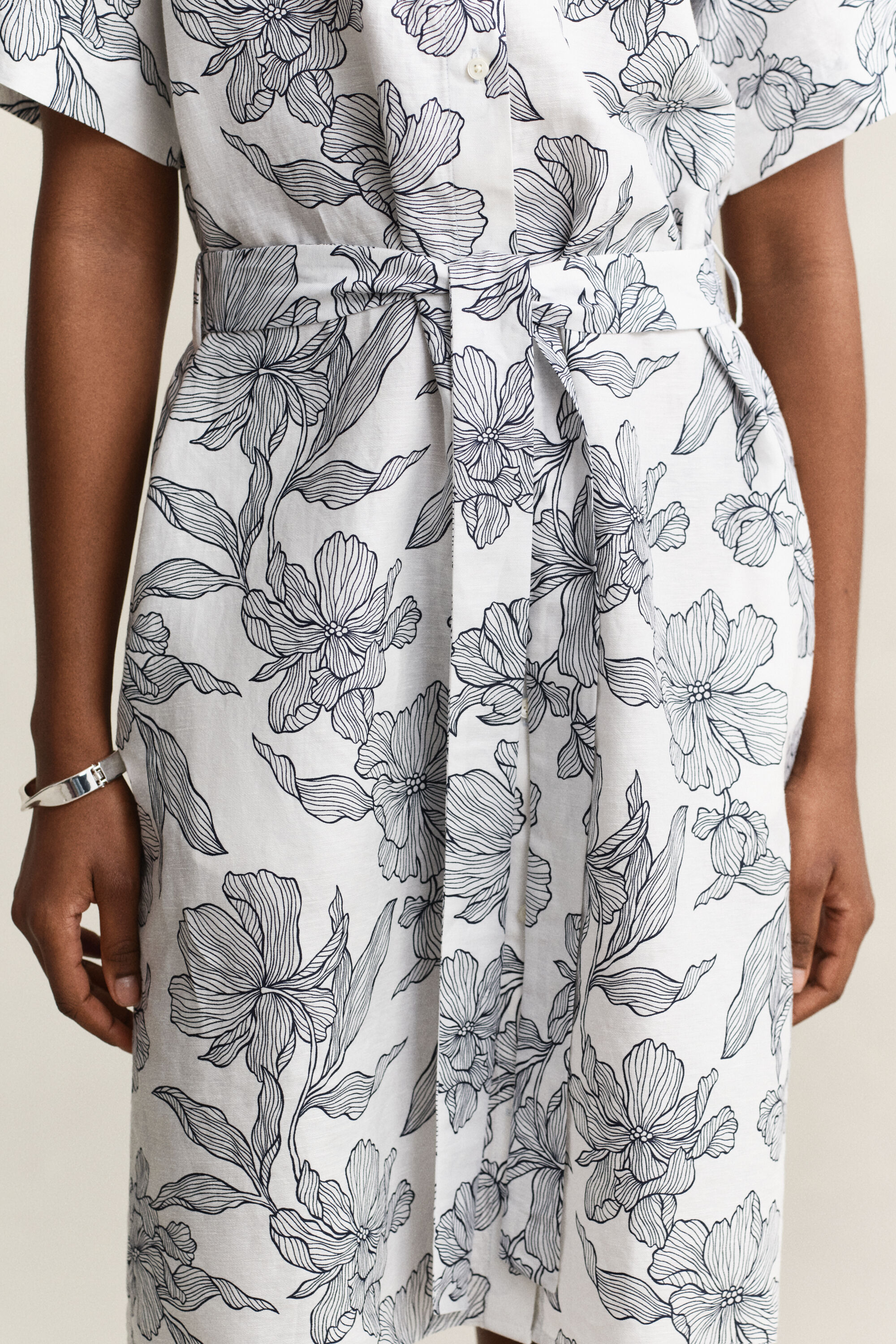 Blomstret skjortekjole af hør