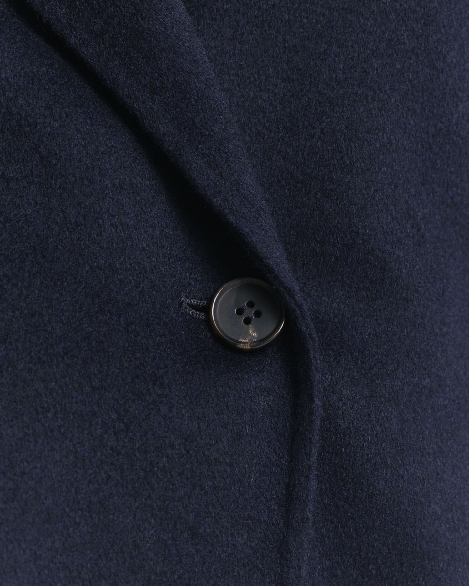 Håndsyet jakke med bælte