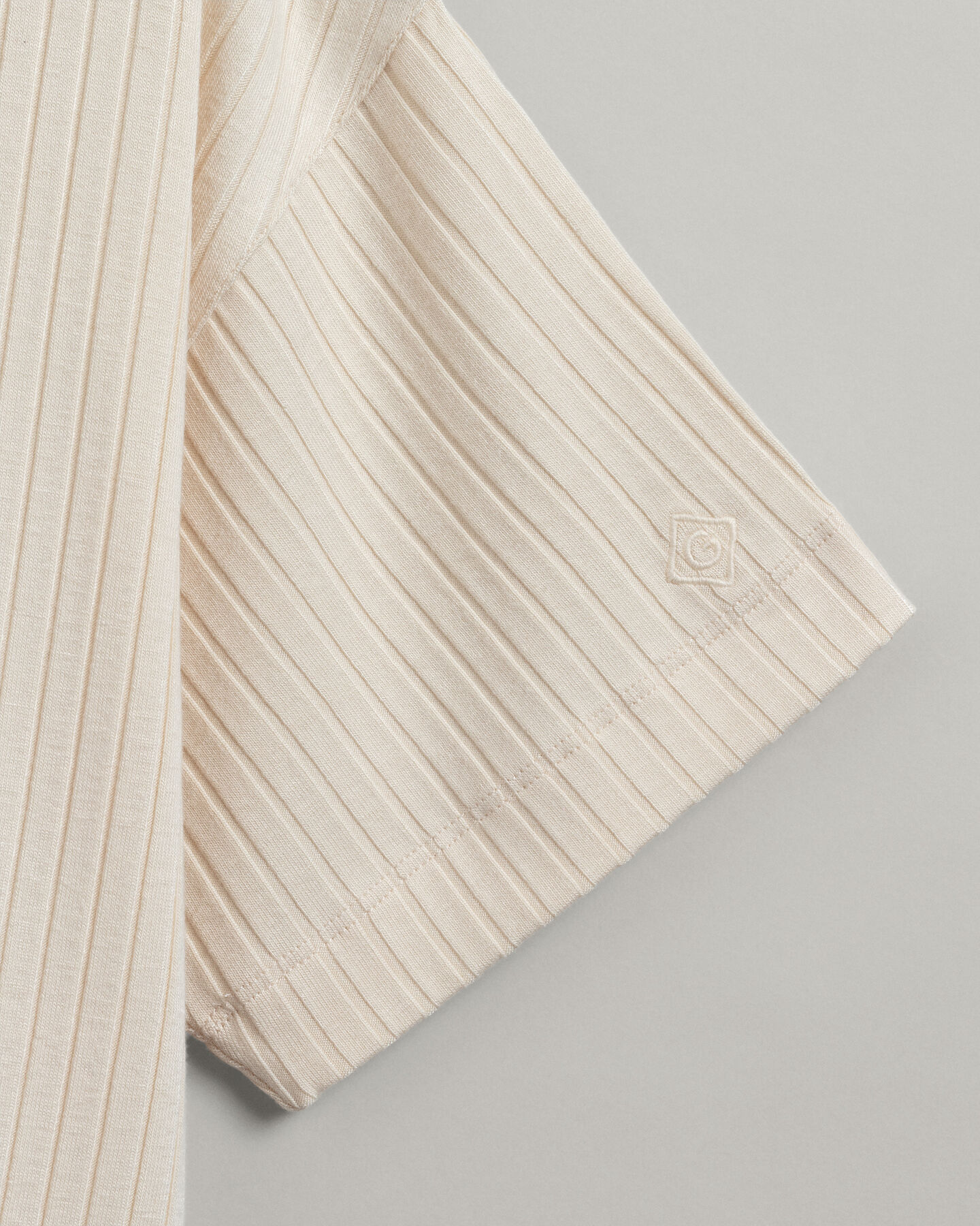 Detail T-shirt med slidser og lange-korte ærmer