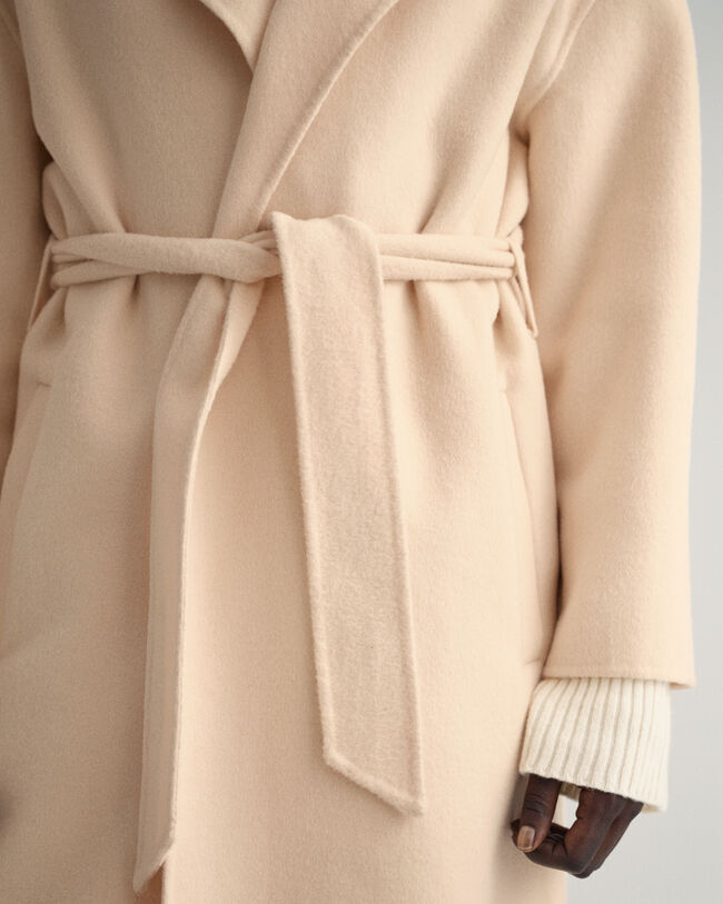Håndsyet frakke med bælte
