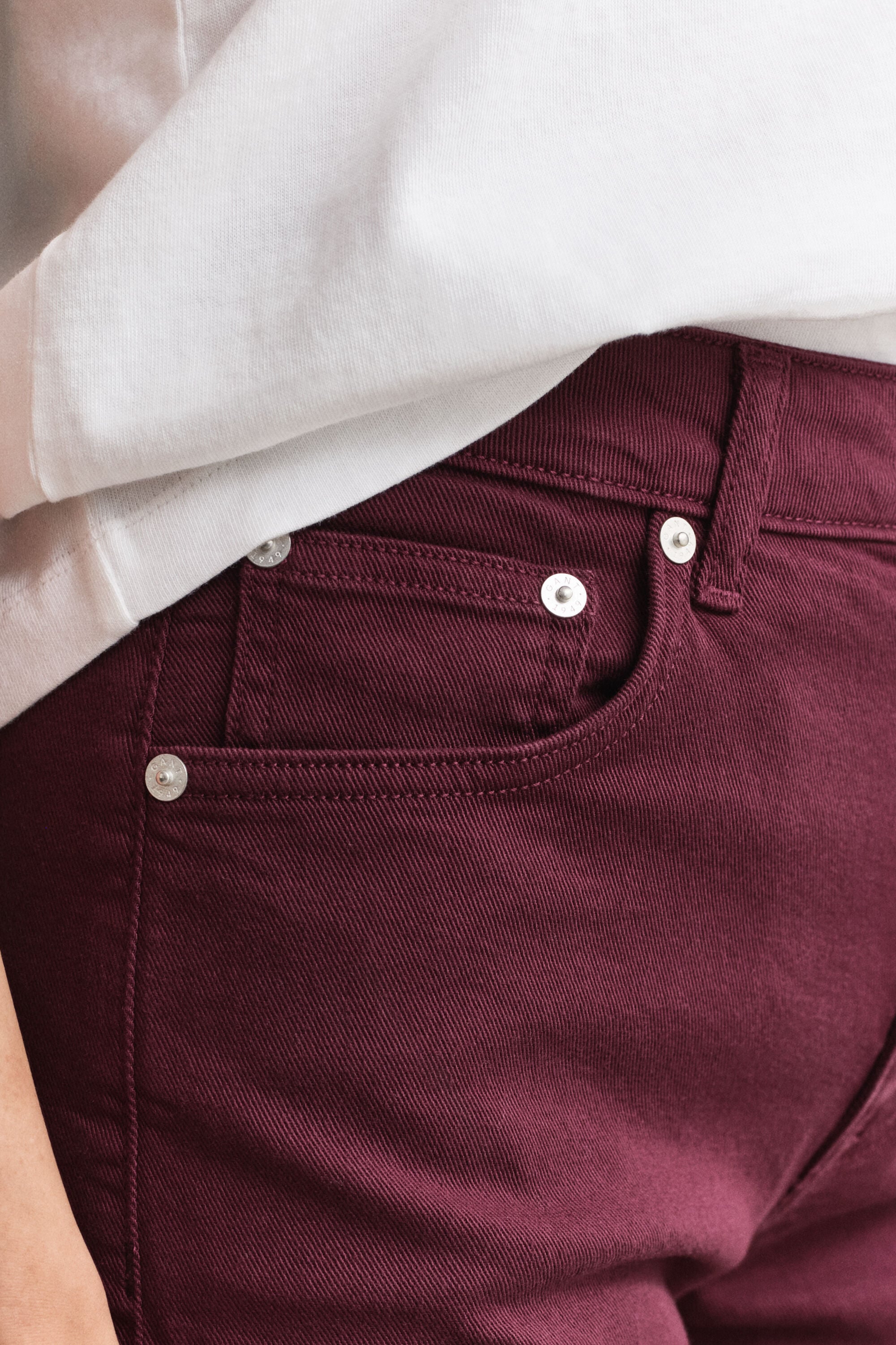Slanke farvede jeans med svaj
