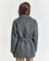 Håndsyet jakke med bælte