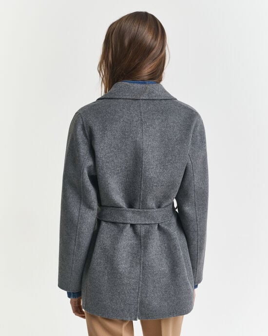 Håndsyet jakke med bælte