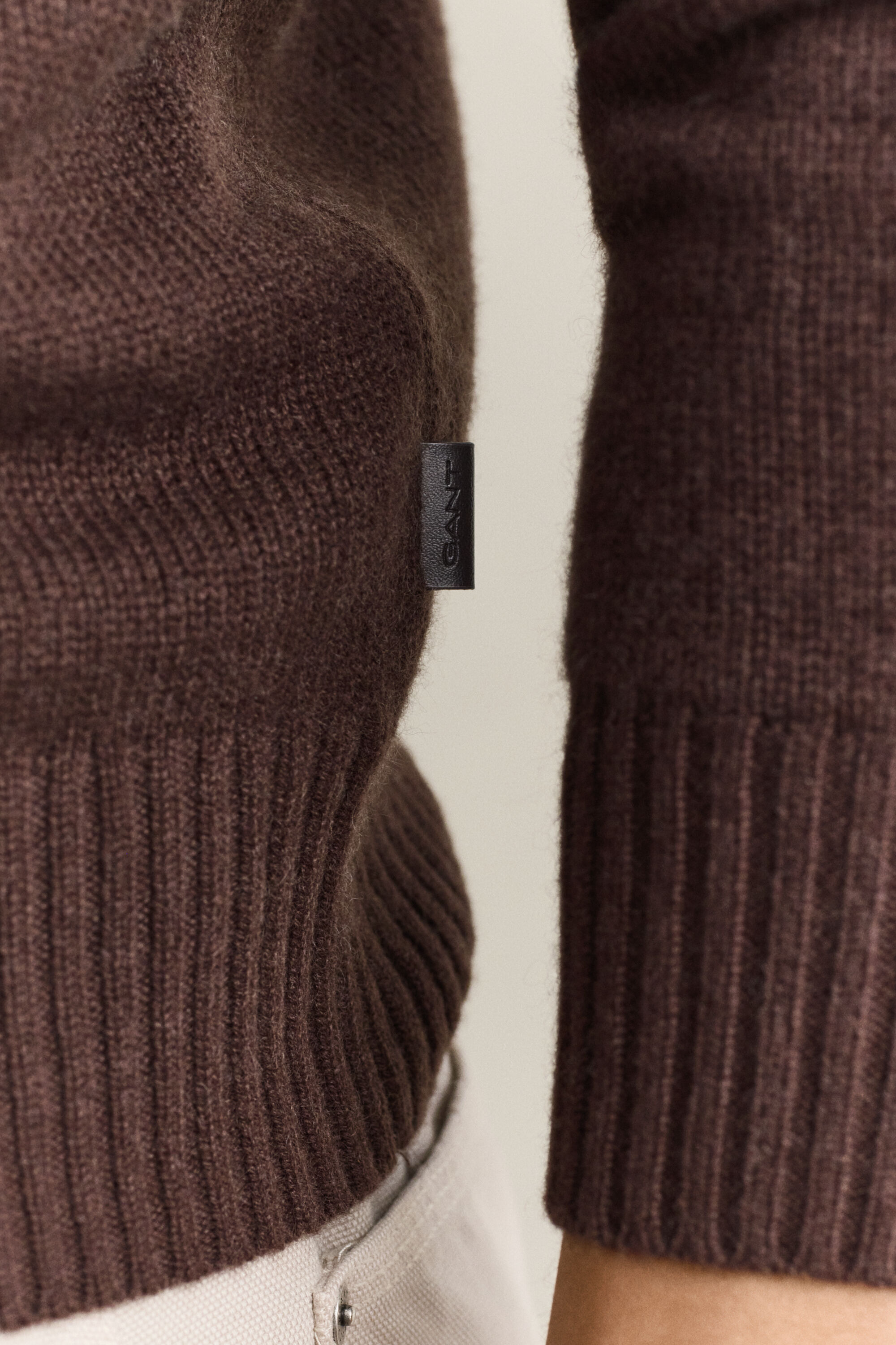 Stribet kashmir-sweater med V-hals