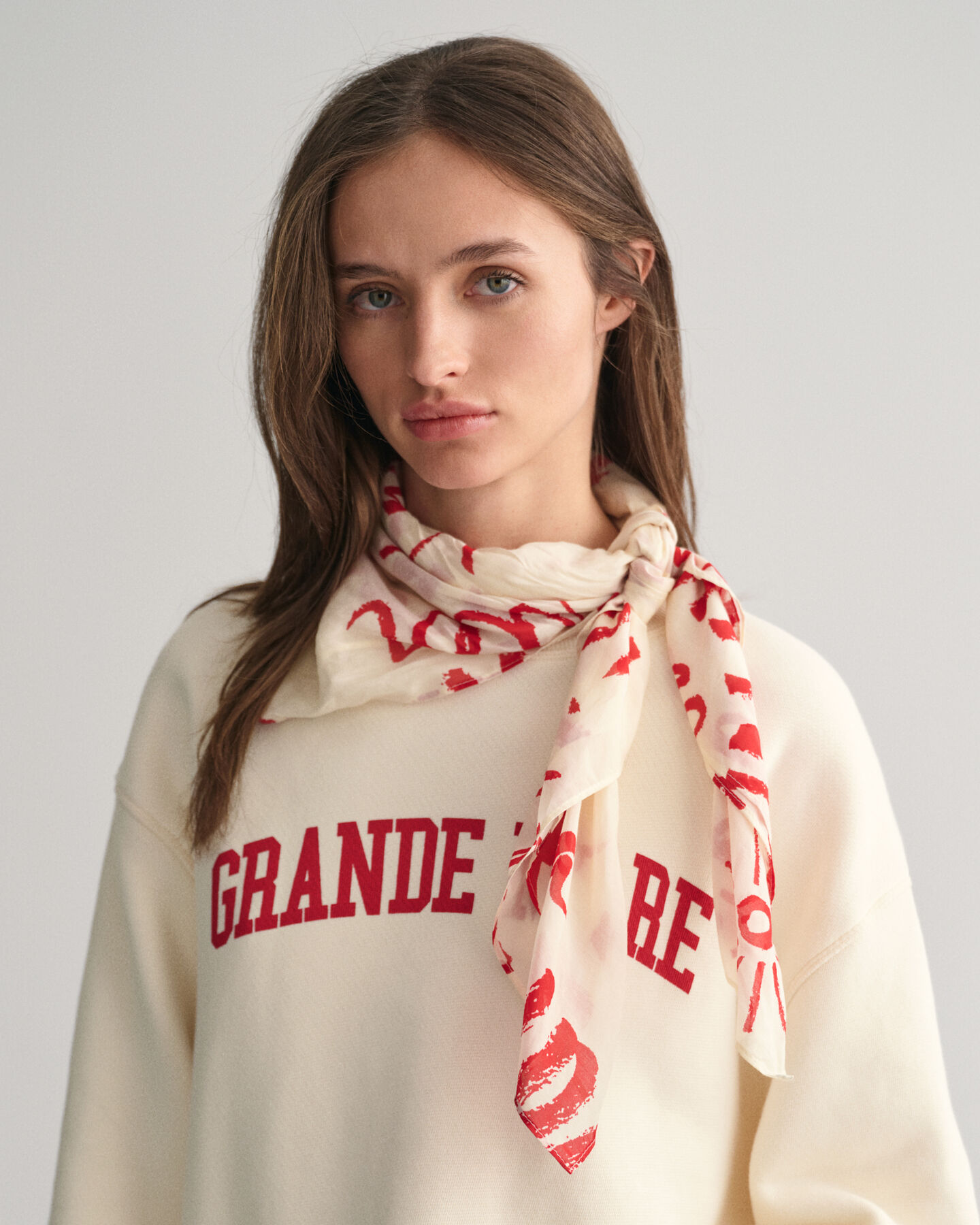 Tørklæde i bomuld og silke med trykt tekst