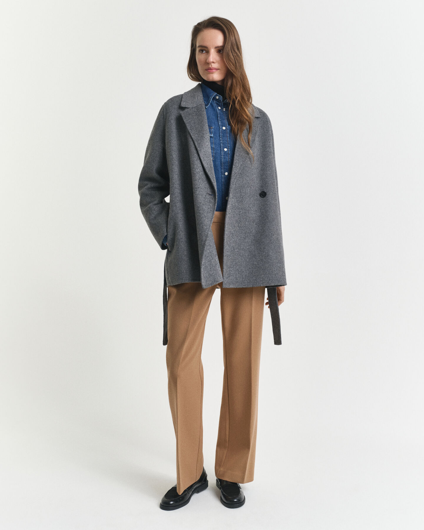 Håndsyet jakke med bælte