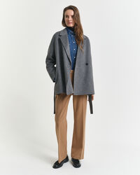 Håndsyet jakke med bælte