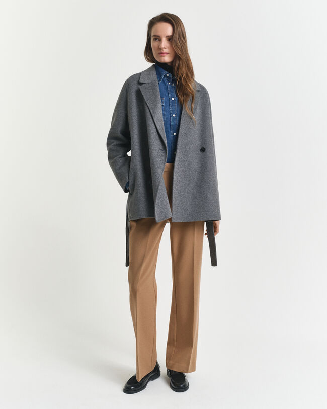 Håndsyet jakke med bælte